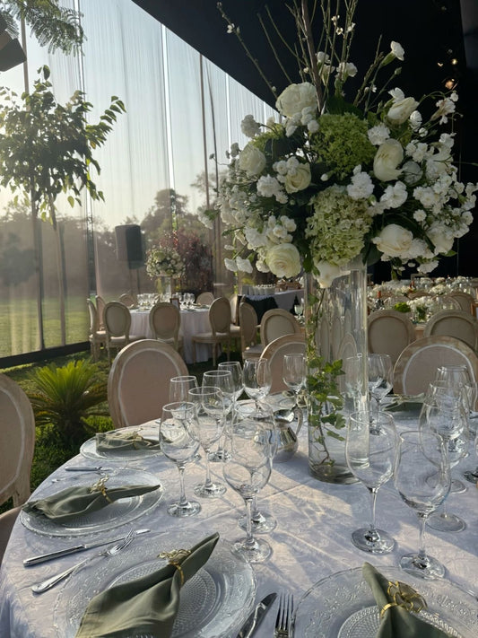 Montaje de mesas, iluminación y detalles.